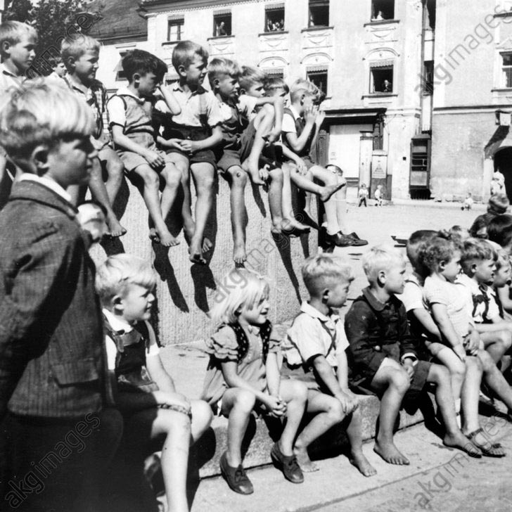 Children of Bavaria listening to a US-Army Band (Баварские мальчишки слушают американский армейский оркестр), July 1945