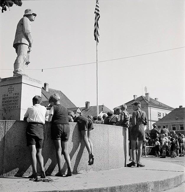 German boys, generally the oldest males in their households, gather to see an American concert one year after the end of the war (Немецкие мальчики, как правило, самые взрослые мужчины в своих семьях, собираются, чтобы посмотреть американский концерт через год после окончания войны), 1946