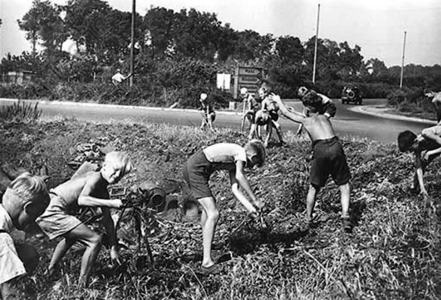 Children working (Работающие дети), July 1947