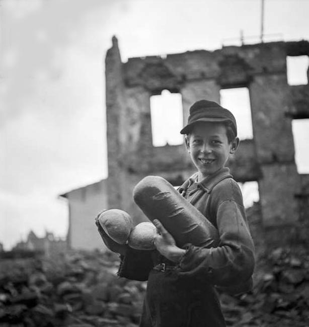 A boy carrying bread in the ruins (Мальчик с хлебом среди руин), December 1948