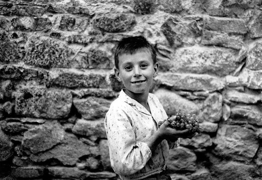 Young boy with grapes (Мальчик с виноградом), 1950s