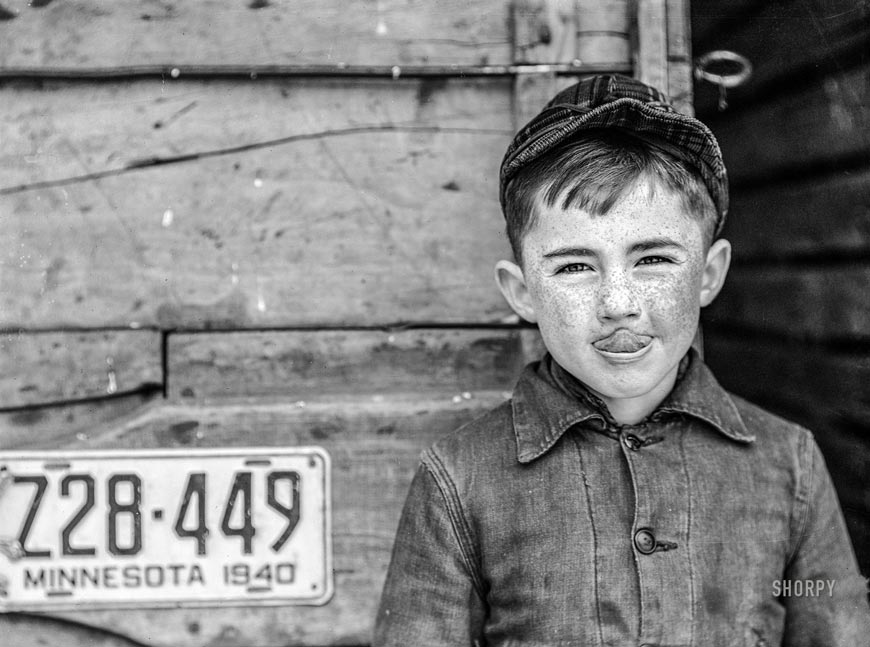 Three generations of the McRaith family on their farms. One of the McRaith grandchildren (Три поколения семьи МакРэйт на своих фермах. Один из внуков МакРейта), February 1942