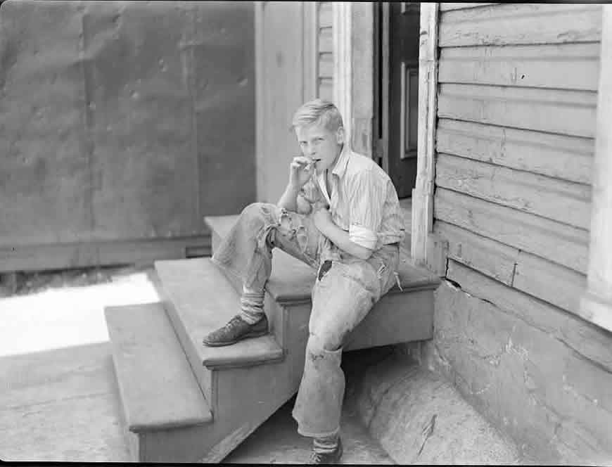 Young boy in Baltimore slum area (Мальчик в трущобах Балтимора), July 1938