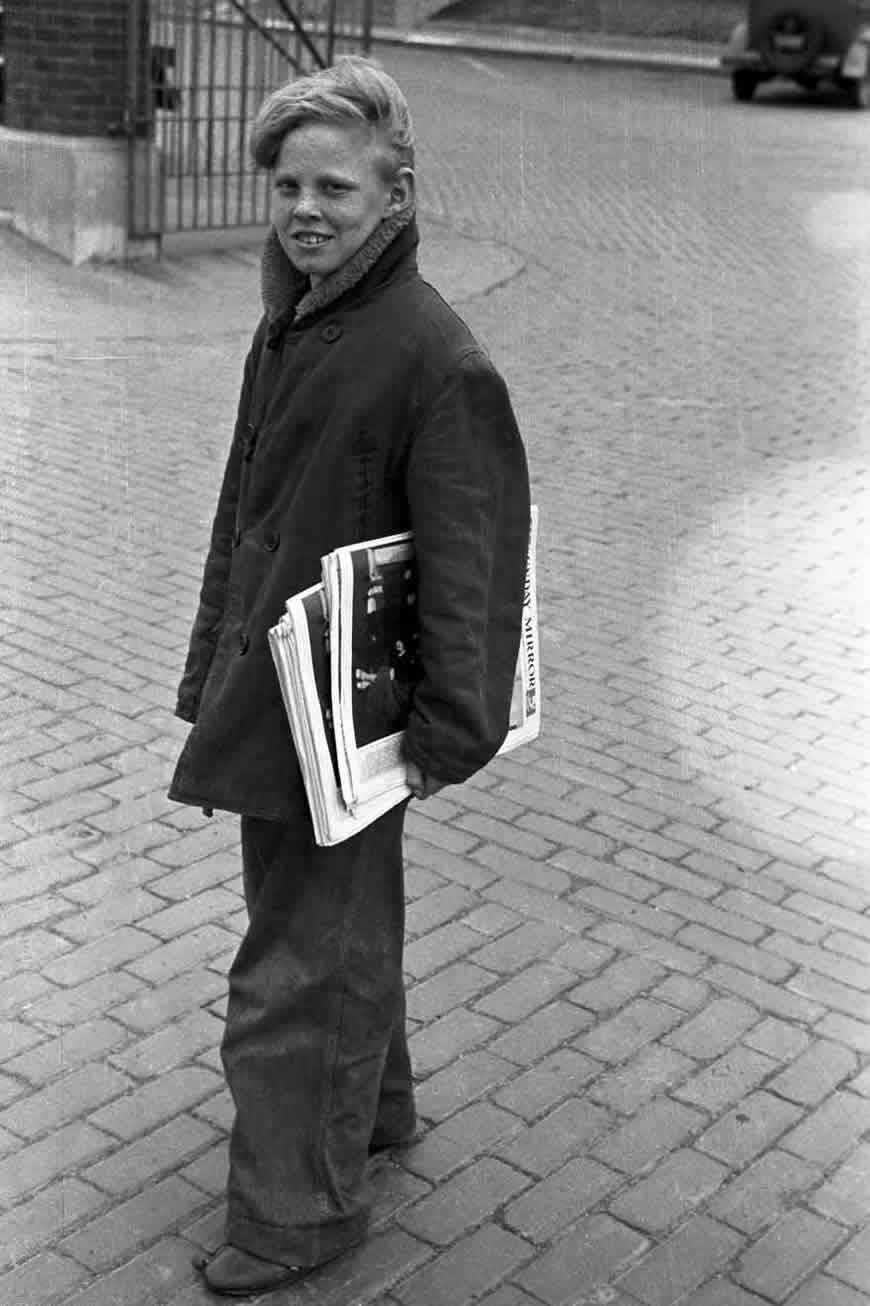 Boy who sells papers around the stockyards (Мальчик, продающий газеты возле скотобойни), Nov.1938