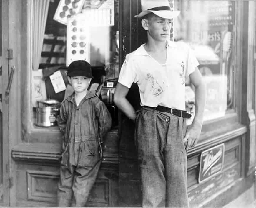 Boys in front of drugstore (Мальчики перед аптекой), 1938