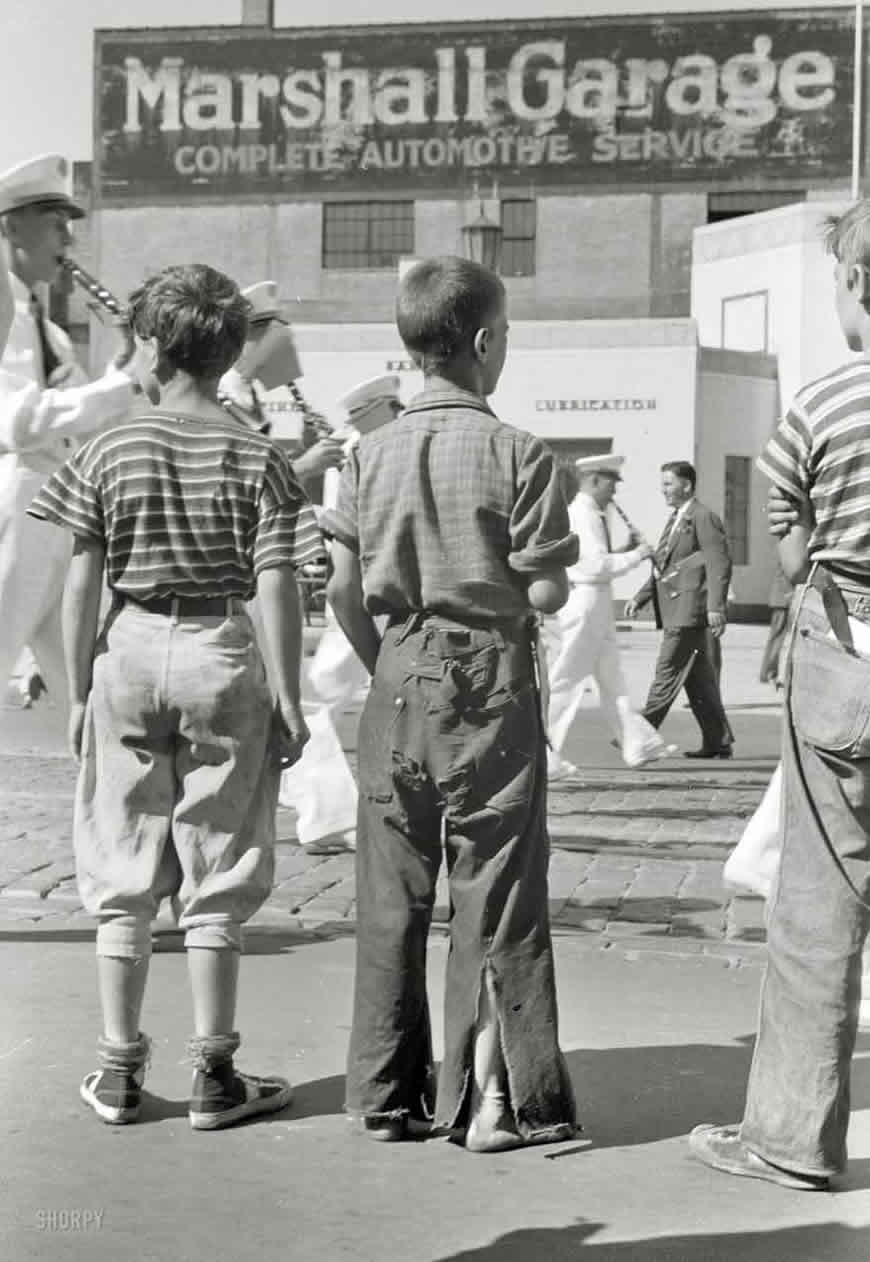 Boys watching Letter Carriers Convention Parade (Мальчики наблюдают за парадом представителей почты ) 