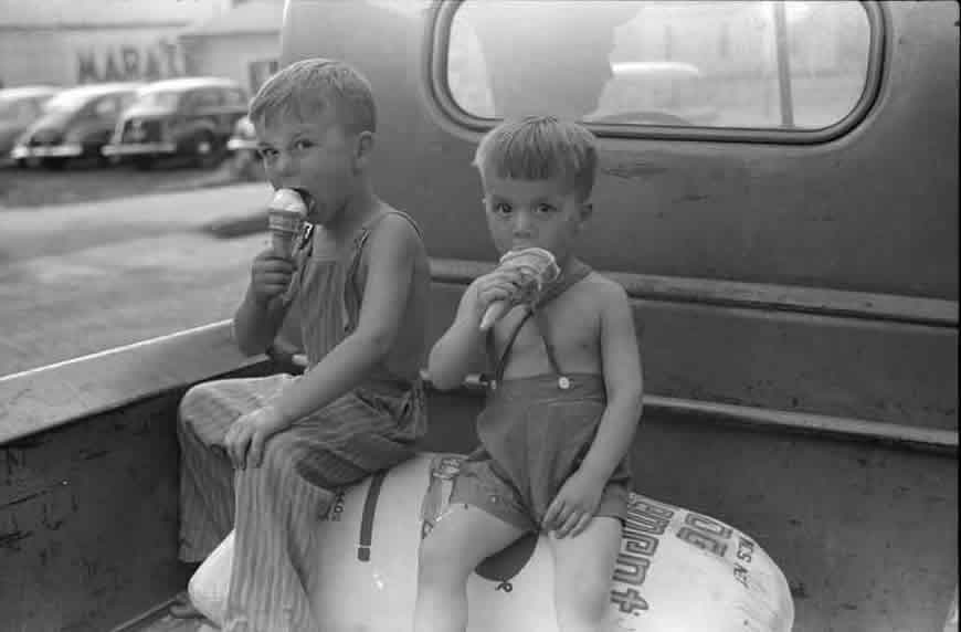 Farm boys eating ice-cream cones (Фермерские мальчишки, поедающие мороженое), July 1941