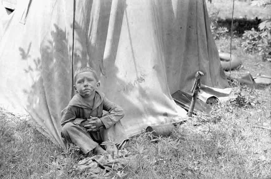 Migrant child in front of tent home (Ребёнок мигрирующих сельских работников перед домом-палаткой), July 1940