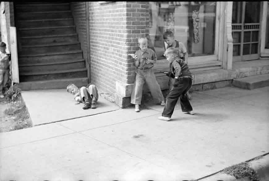 Toy gun fight (Войнушка), 1939