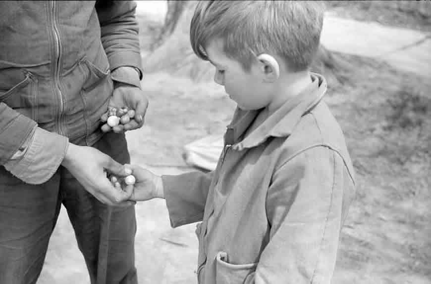 Boys in marble game (Мальчики с марбл), May 1940