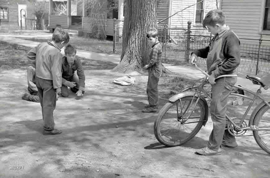 Boys playing marbles (Мальчики, играющие в марбл), May 1940