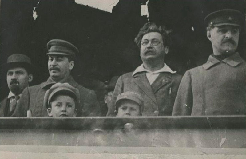 На трибуне (On the podium), ранее 1937