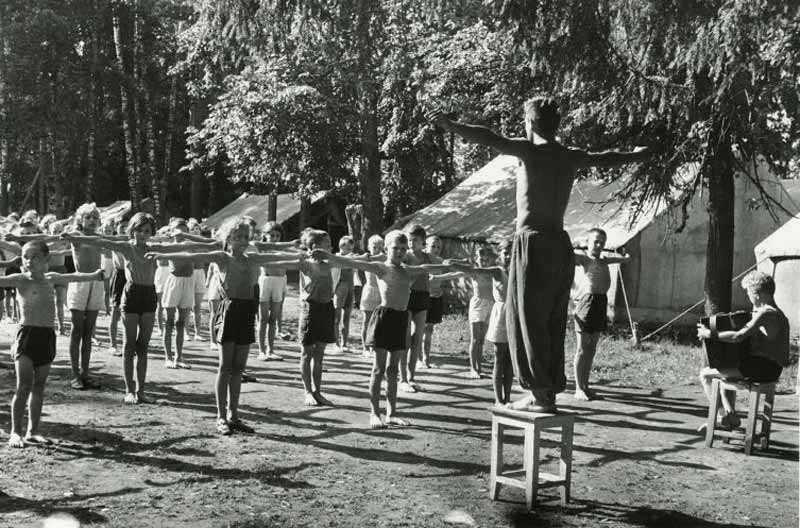 Зарядка в пионерском лагере (Physical jerks in a camp), 1940-е