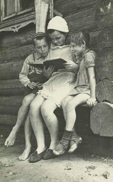 Дети с книгой (Children with a book),  1940-е