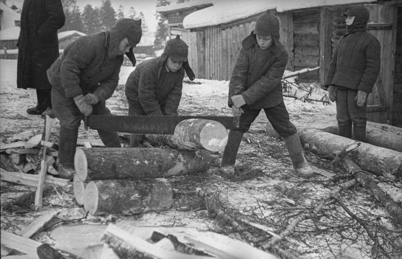 В детском доме «Молодой рабочий» (In the orphanage), 1942