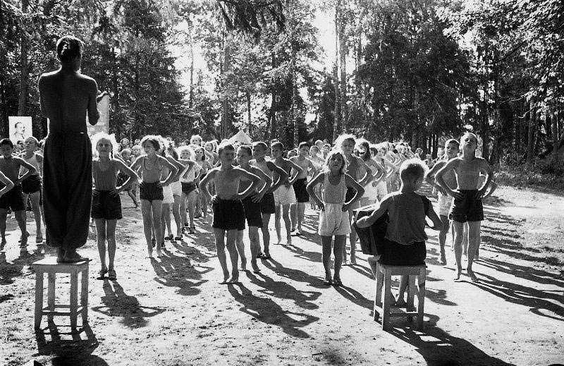 Зарядка в пионерском лагере (Physical jerks in a camp), 1940-е