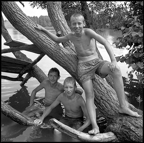 Cepгeй c дpузьями нa Пушкинcкoм oзepe (Sergei with friends at the Pushkin Lake), 2006