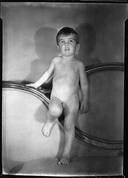 Unidentified Naked Child Standing on Couch (Неизвестный голый ребёнок, стоящий на диване), 1930s