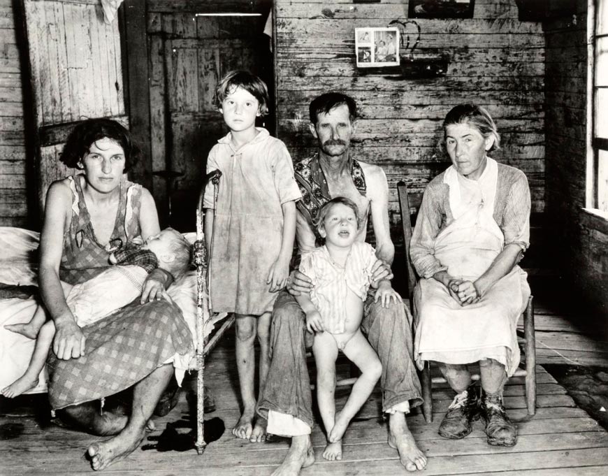 Sharecropper Bud Fields and his family at home (Испольщик Бад Филдс и его семья в их доме), 1936