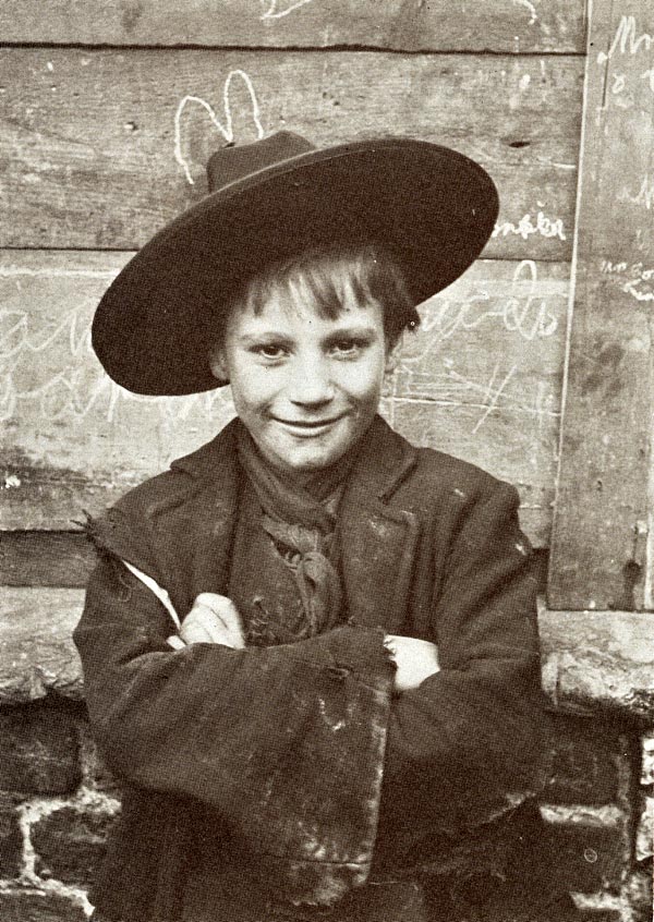 Boy with a wide brim hat (Мальчик в широкополой шляпе)