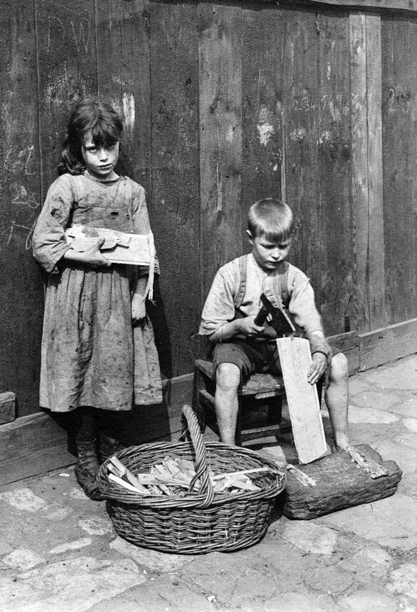 Girl and boy making kindling (Девочка и мальчик колят щепу на растопку)