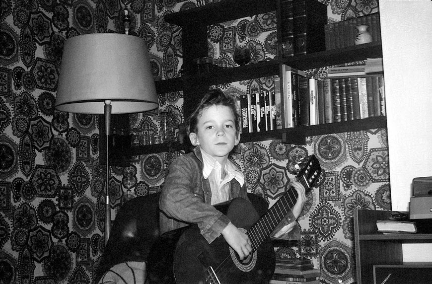 Neville with Guitar, front room (Невилл с гитарой, в комнате), early 1980s