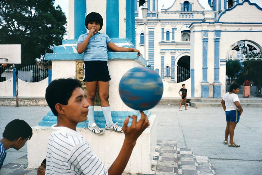 Children Playing in Courtyard (Дети играют во дворе)