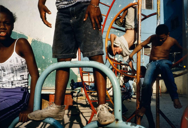 Children playing in a playground (Дети играют на игровой площадке)