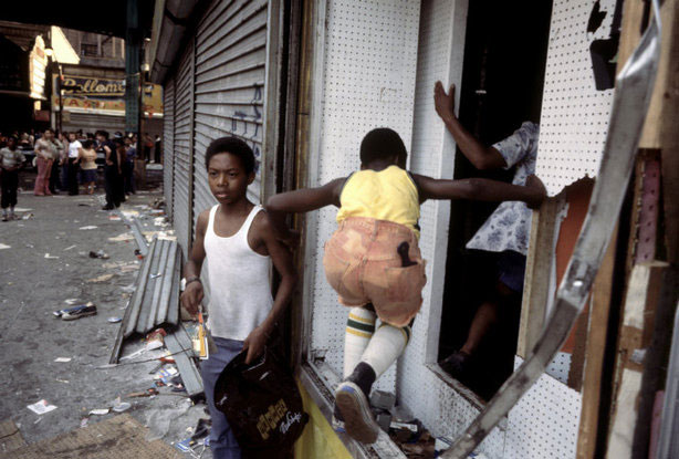 Looting during a blackout (Грабеж во время Блэкаута 1977г.)