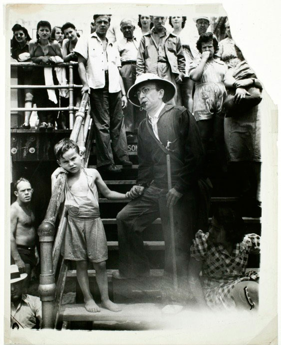 [Ranger with lost boy near boardwalk/Рейнджер с потерявшимся мальчиком у набережной], c.1940