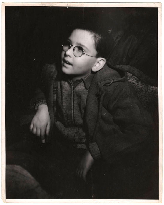 Boy watching movie in a movie theatre (Мальчик, смотрящий фильм в кинотеатре), 1943