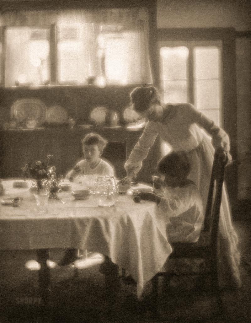 Jane White with sons Lewis and Maynard at dining table (Джейн Уайт с сыновьями Левисом и Мэйнардом за обеденным столом), c.1901