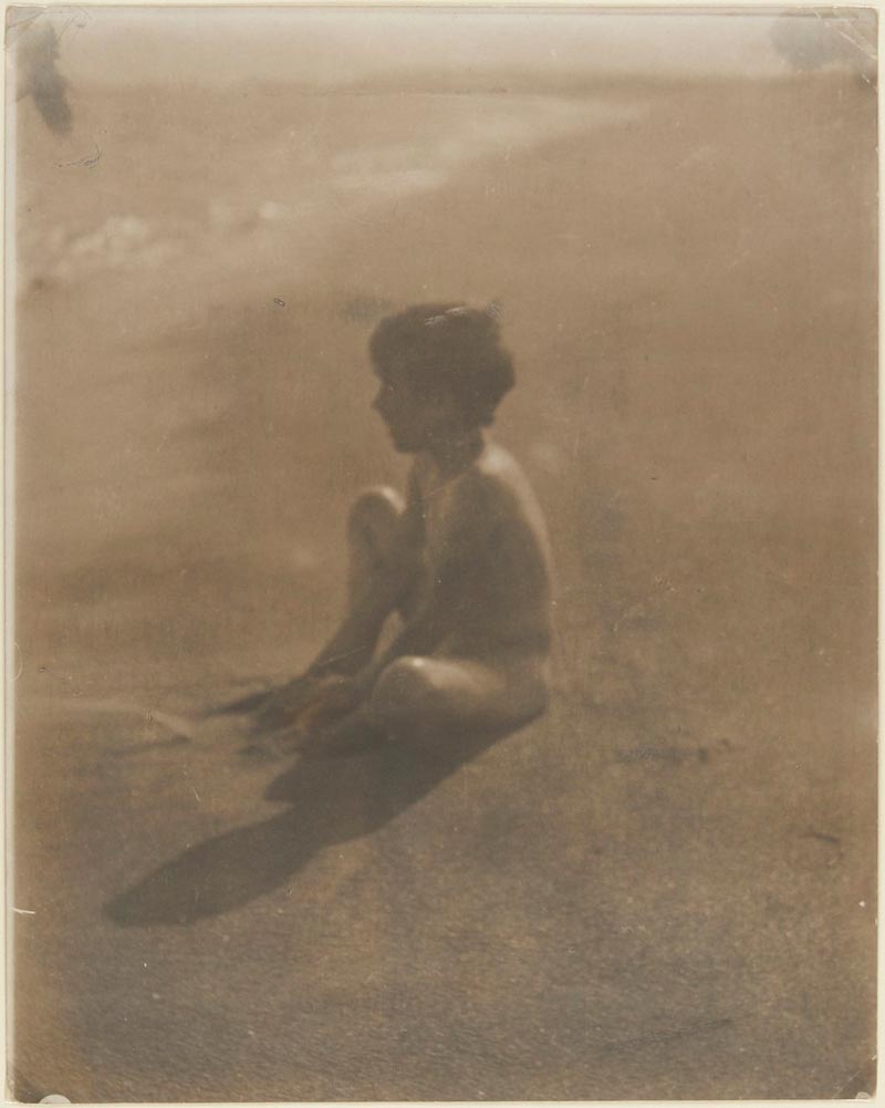 Untitled / Nude boy sitting on beach (Без названия / Нагой мальчик, сидящий на берегу)