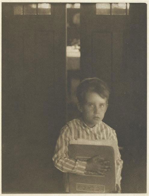 Boy with Camera Work (Мальчик с журналом "Работает камера"), 1905