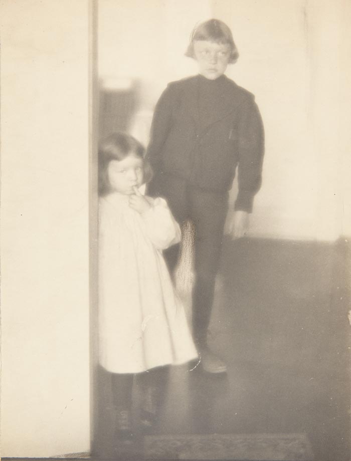 John W. Beatty, JRr and his sister Katherine Elizabeth (Джон У. Битти-младший и его сестра Кэтрин Элизабет), 1903