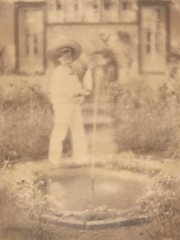 Lewis White in garden (Левис Уайт в саду), c.1905