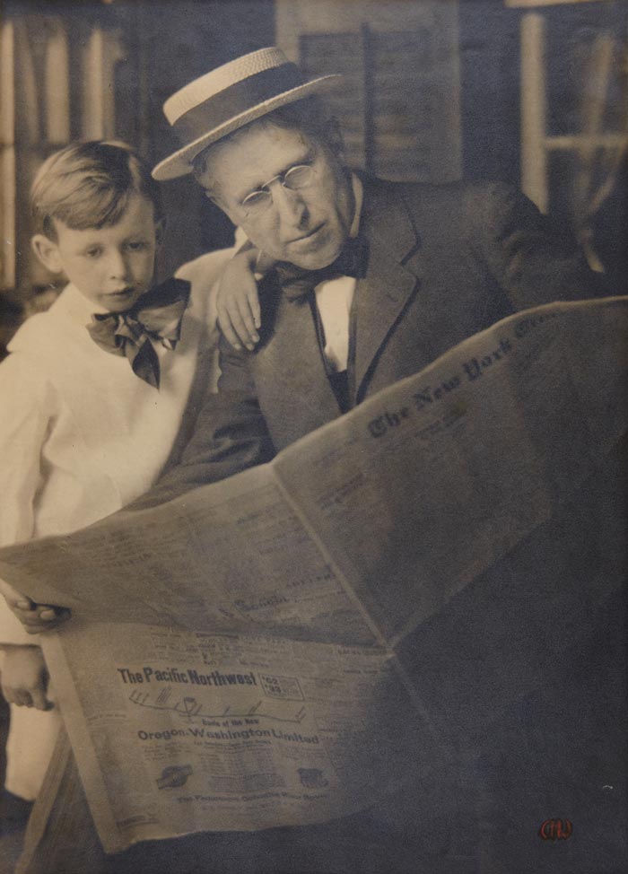 Father and son reading The New York Times (Отец и сын, читающие «Нью-Йорк Таймс»), 1915-1920