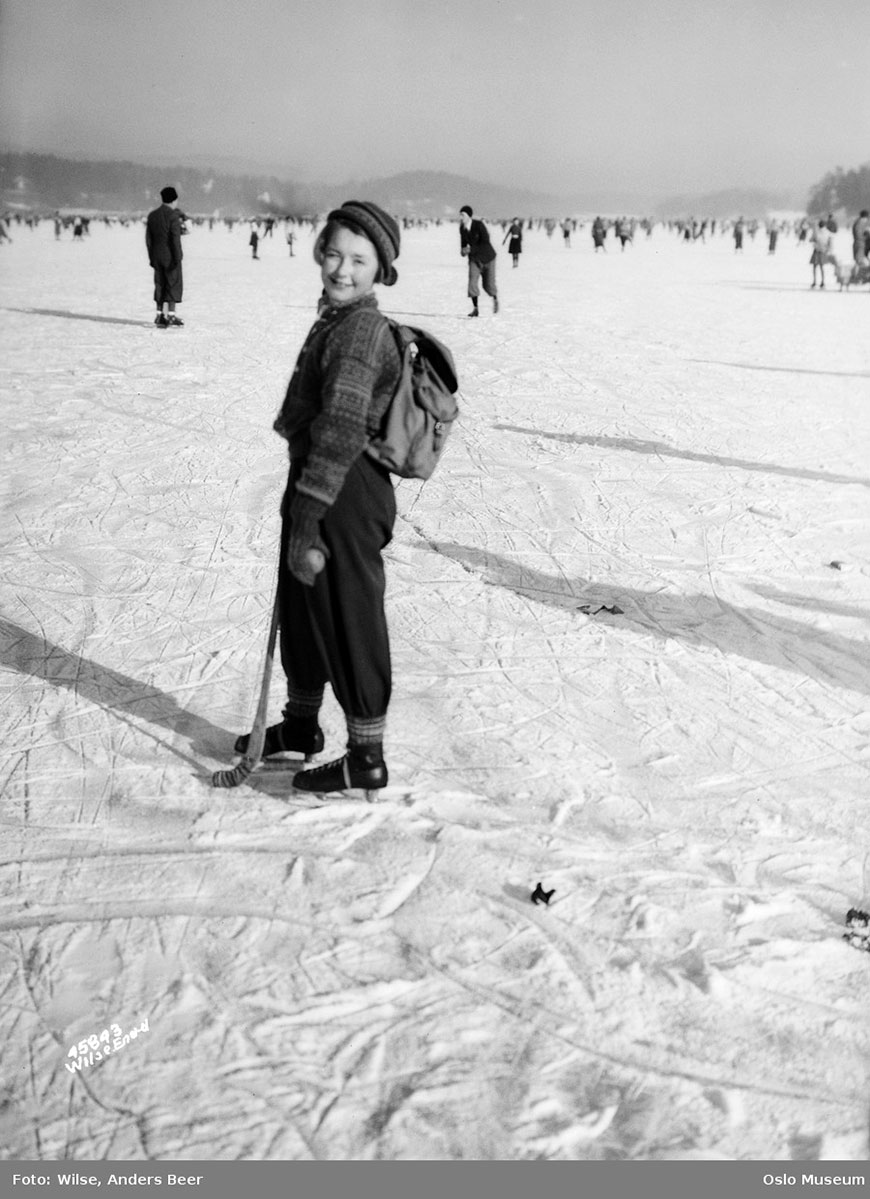 Skøytesport på Holtekilen ved Strand (Катание на коньках по льду залива в Холтенкилине), 1938