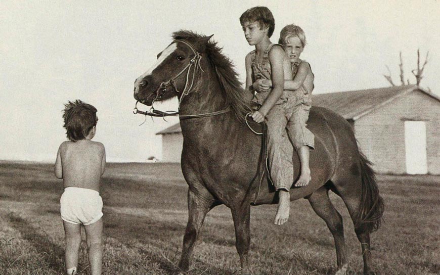 Luke, Andrew, and Owen saddle up at Coker's Farm (Люк, Эндрю и Оуэн верхом на ферме Кокера), 1974