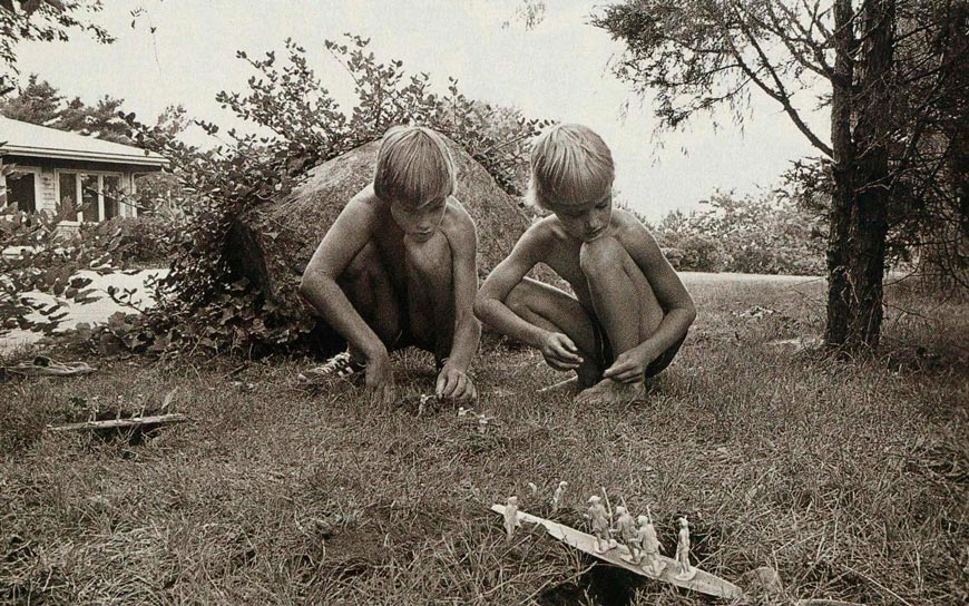 Andrew and Owen wage war behind grandmother’s house (Эндрю и Оуэн ведут войну за бабушкиным домом), 1976