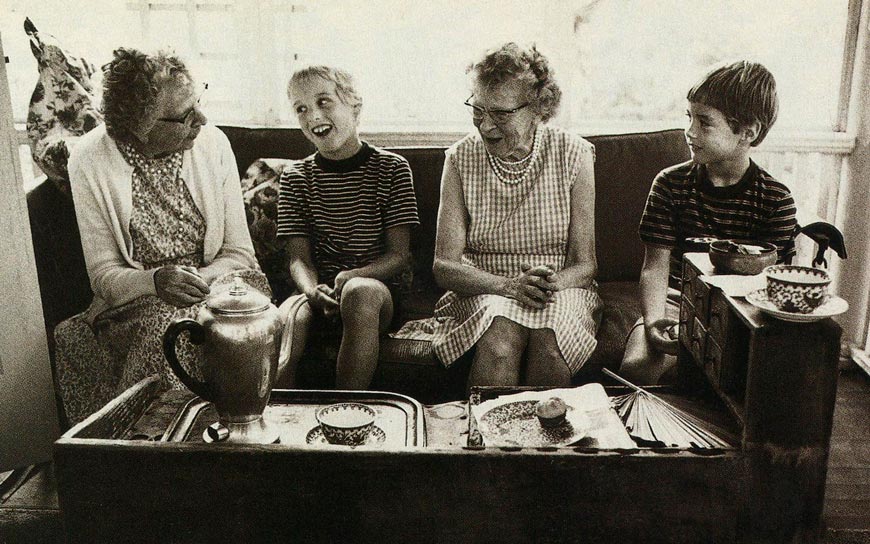 Owen and Luke take tea with the Bonny twins (Оуэн и Люк пьют чай с близнецами Бонни), 1977