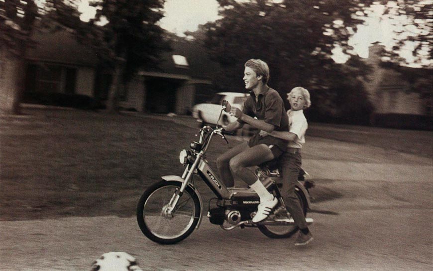 Andrew and Owen motor to school (Эндрю и Оуэн едут в школу), 1979