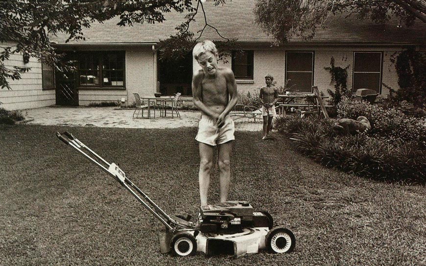 Owen and Luke cut up while cutting the backyard (Оуэн и Люк порезались, подстригая задний двор), 1980