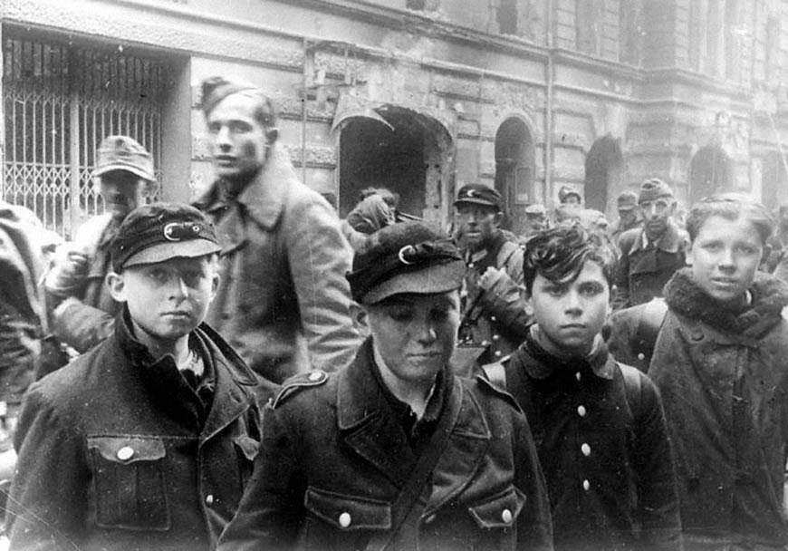 Мальчики-солдаты, взятые в плен в Берлине (Boy soldiers taken prisoner in Berlin), 1945