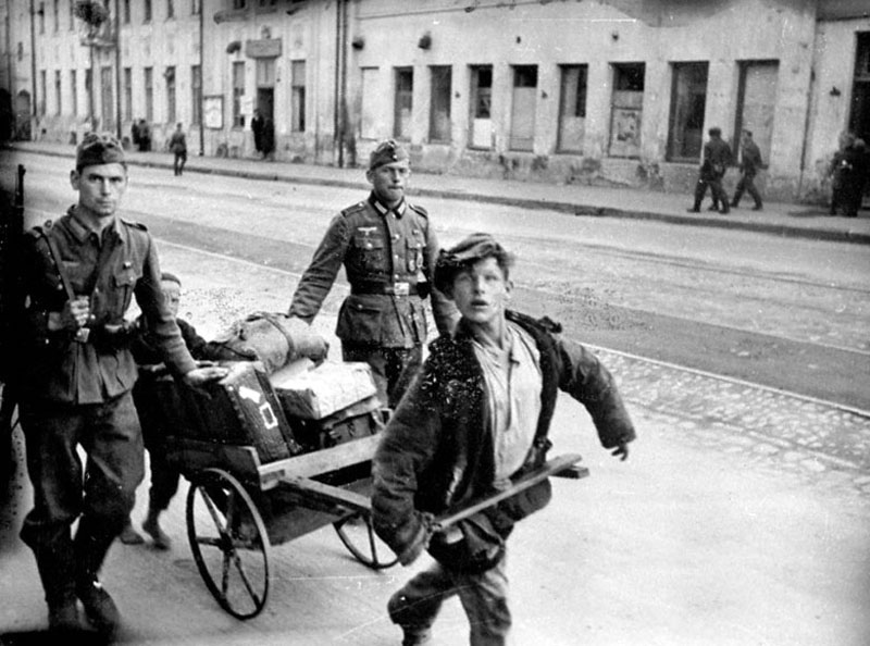 Русские дети перевозят багаж немецких солдат (Russian children carrying baggage of German soldiers), 1943