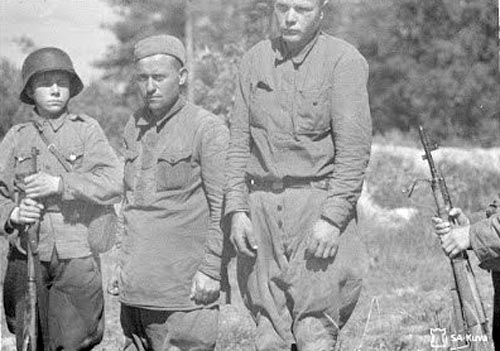 Finnish boy guarding Soviet prisoners (Финский мальчик охраняет советских военнопленных), June 1941