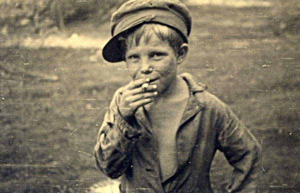 Русский мальчик, курящий сигарету (Russian boy smoking a cigarette), ca.1941-1943