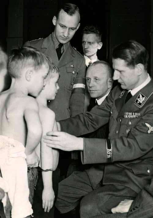 Nazi war criminal Dr. Leonardo Conti examines German schoolboys (Нацистский преступник д-р Леонардо Конти обследует немецких школьников)