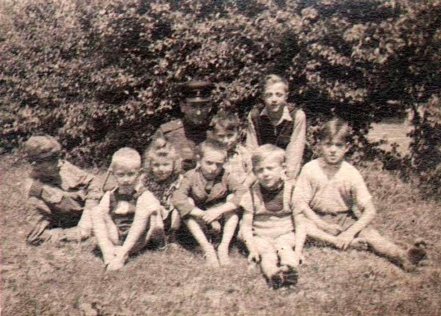 Мендель Ногинский с детьми (Mendel Noginsky with children), 1945