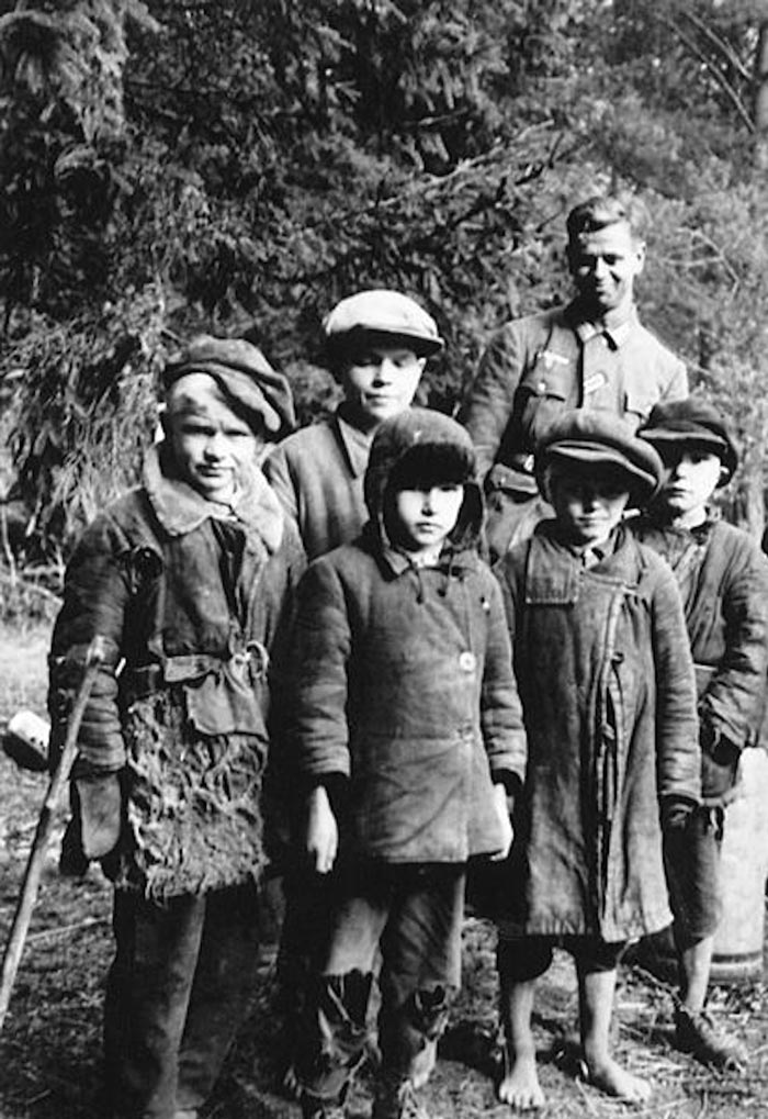 Немецкий солдат с деревенскими детьми (German soldier with village children), 1941-1944